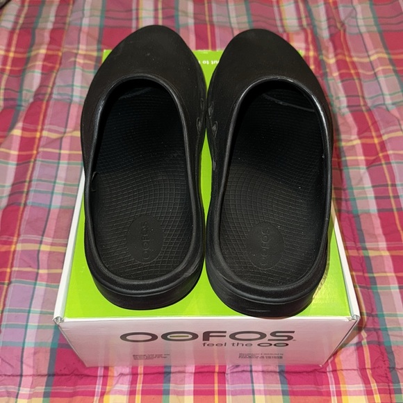 Like New Women’s Black OOFOS Mules Size 10 - Picture 2 of 4